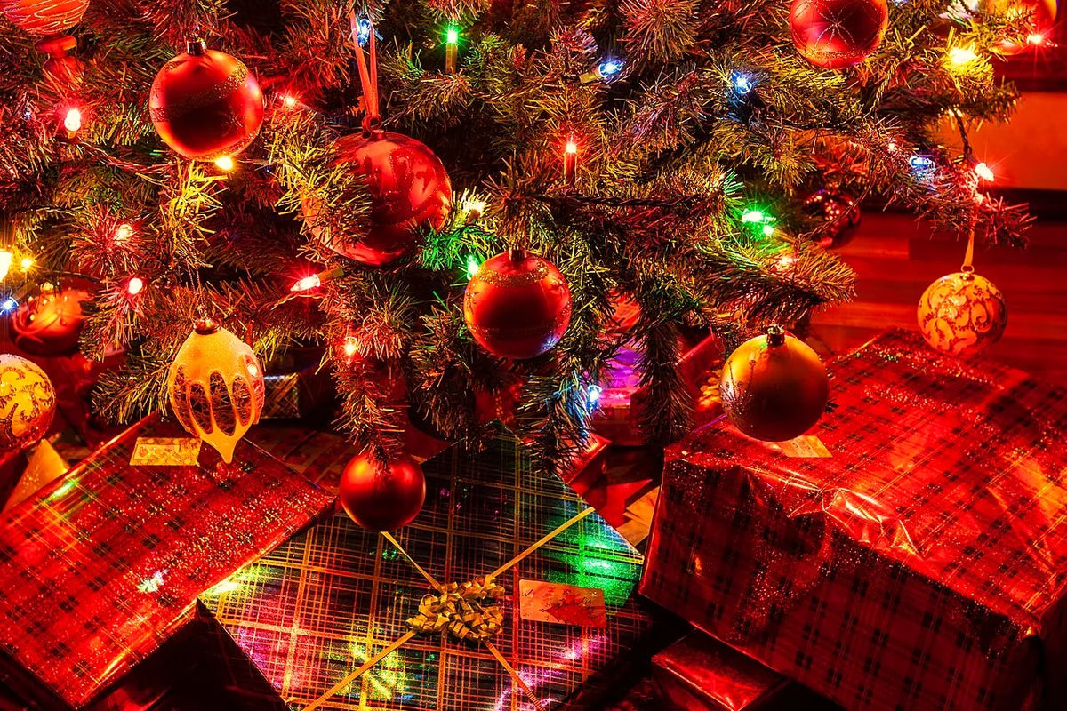 Árbol de Navidad decorado con bolas y regalos