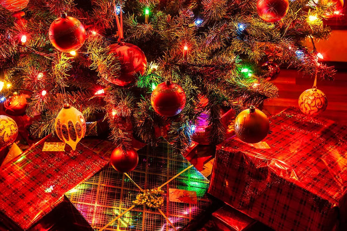 Árbol de Navidad decorado con bolas y regalos