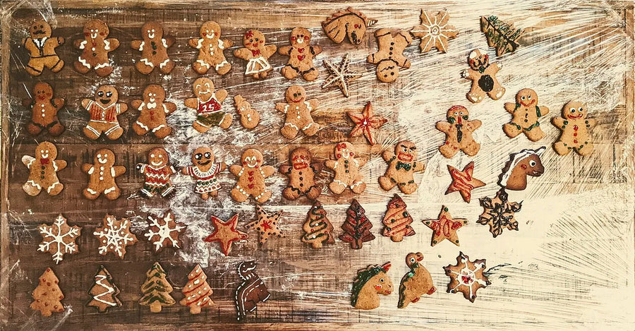 Bandeja con galletas de jengibre recién horneadas